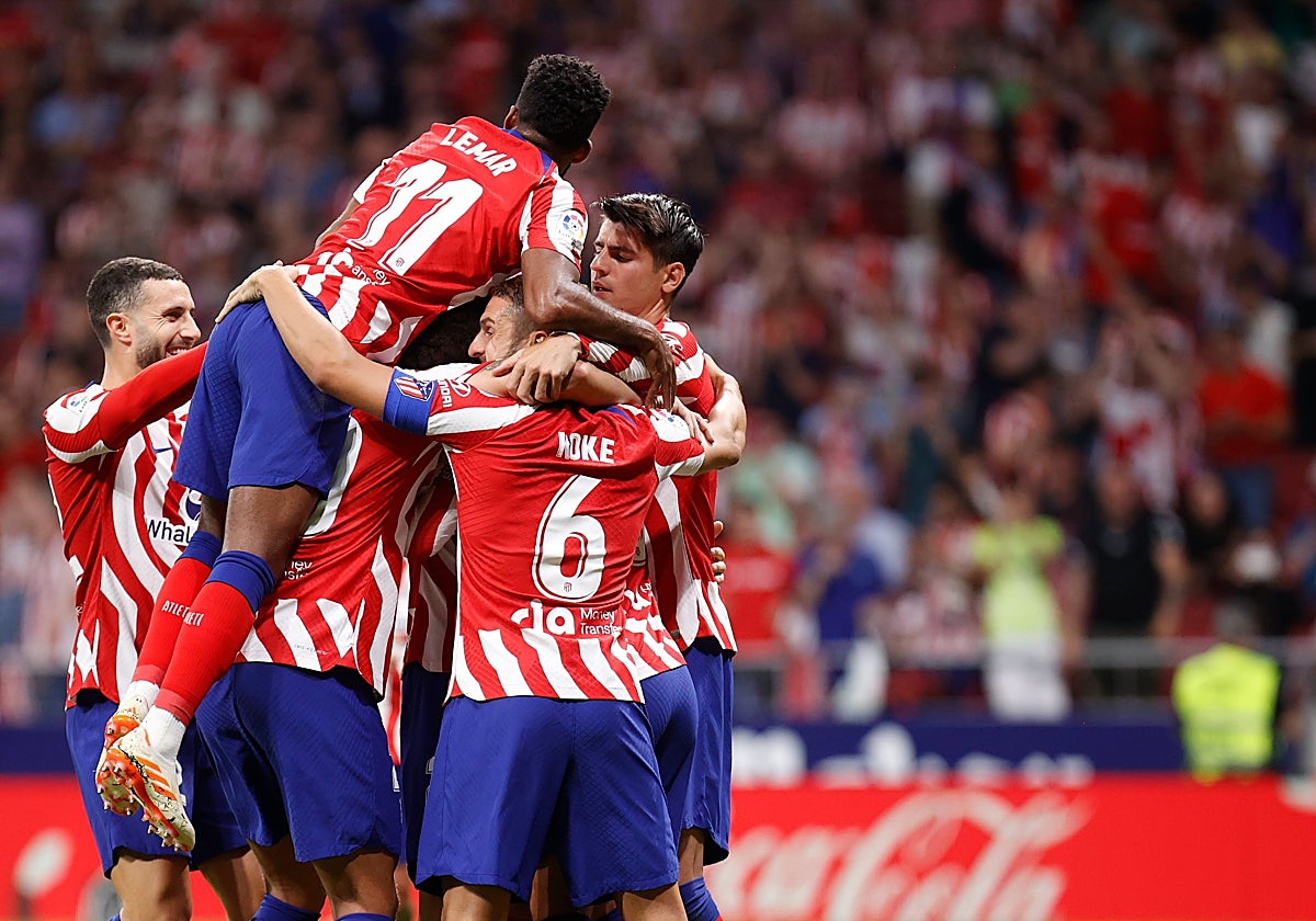 Jugadores del Atlético celebran uno de los goles ante el Cádiz