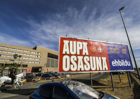 Imagen secundaria 1 - Valla publicitaria colocada este viernes previo a la final de la Copa del Rey 2023 en Sevilla