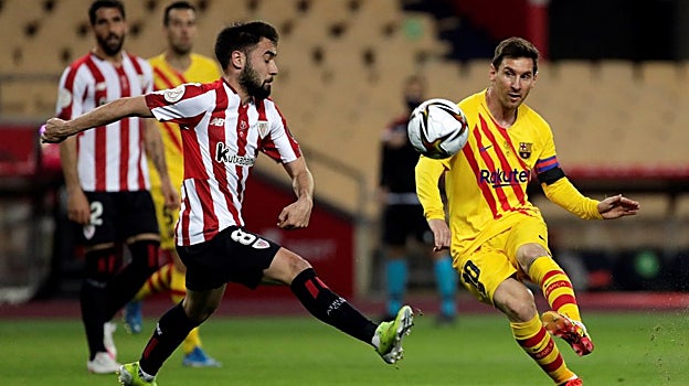 Messi centra ante la presión de Unai López, en un lance del Athletic - Barcelona de la final de Copa del 2021