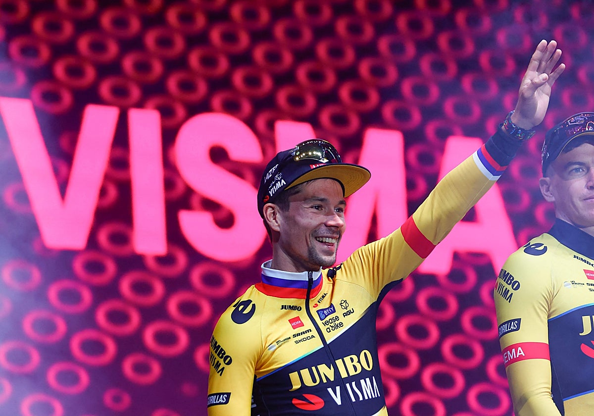 Roglic saluda durante la presentación del Giro de Italia