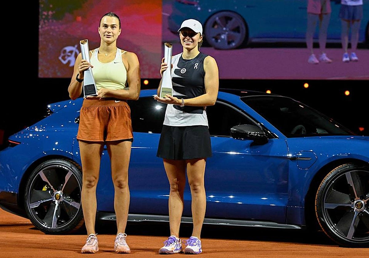 Sabalenka, izquierda, con Swiatek, campeona en Stuttgart, en el último duelo entre ambas jugadoras