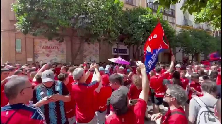 La afición de Osasuna anima el ambiente antes de la final de Copa del Rey