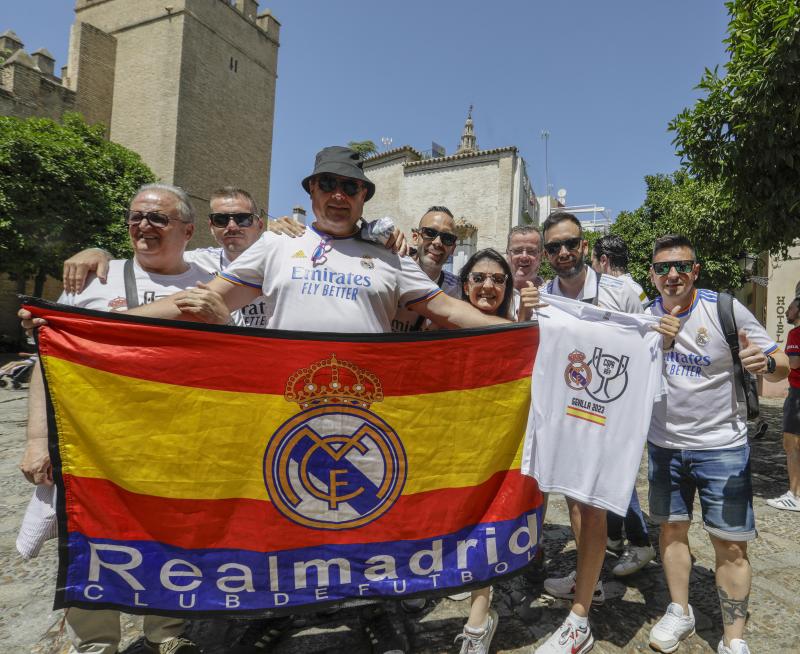 Seguidores madridistas  por las calles de Sevilla