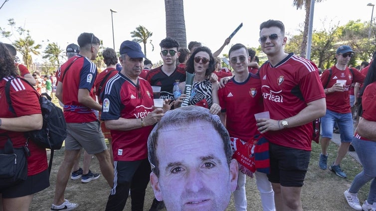 Imágenes de la 'fan zone' de Osasuna en Sevilla