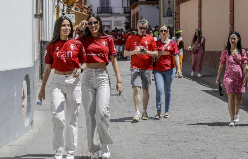 Aficionadas de Osasuna pasean por las calles del centro de Sevilla