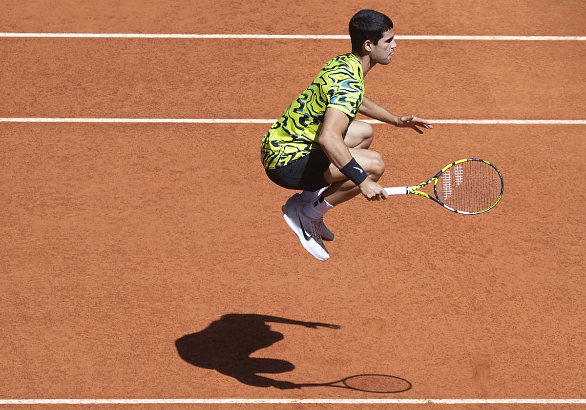 Carlos Alcaraz, durante un calentamiento en este Mutua Madrid Open