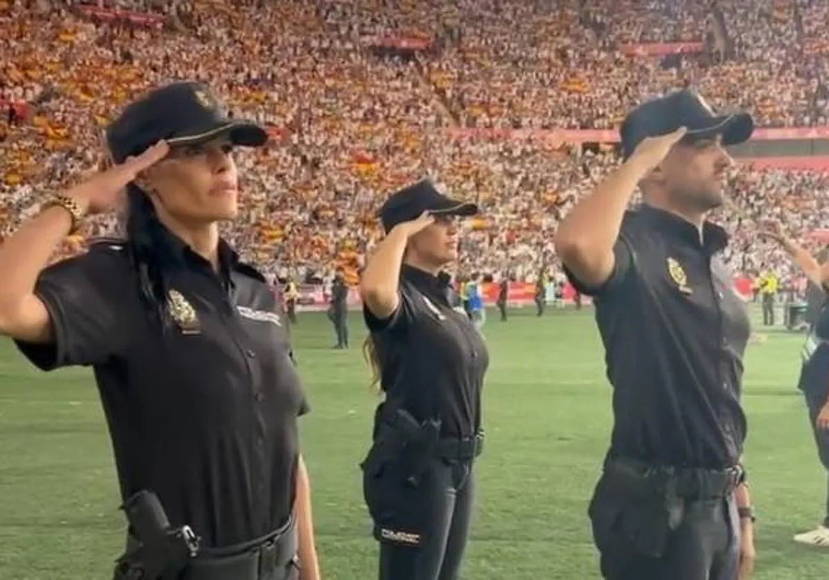 Policías saludando el himno nacional en la final de Copa del Rey