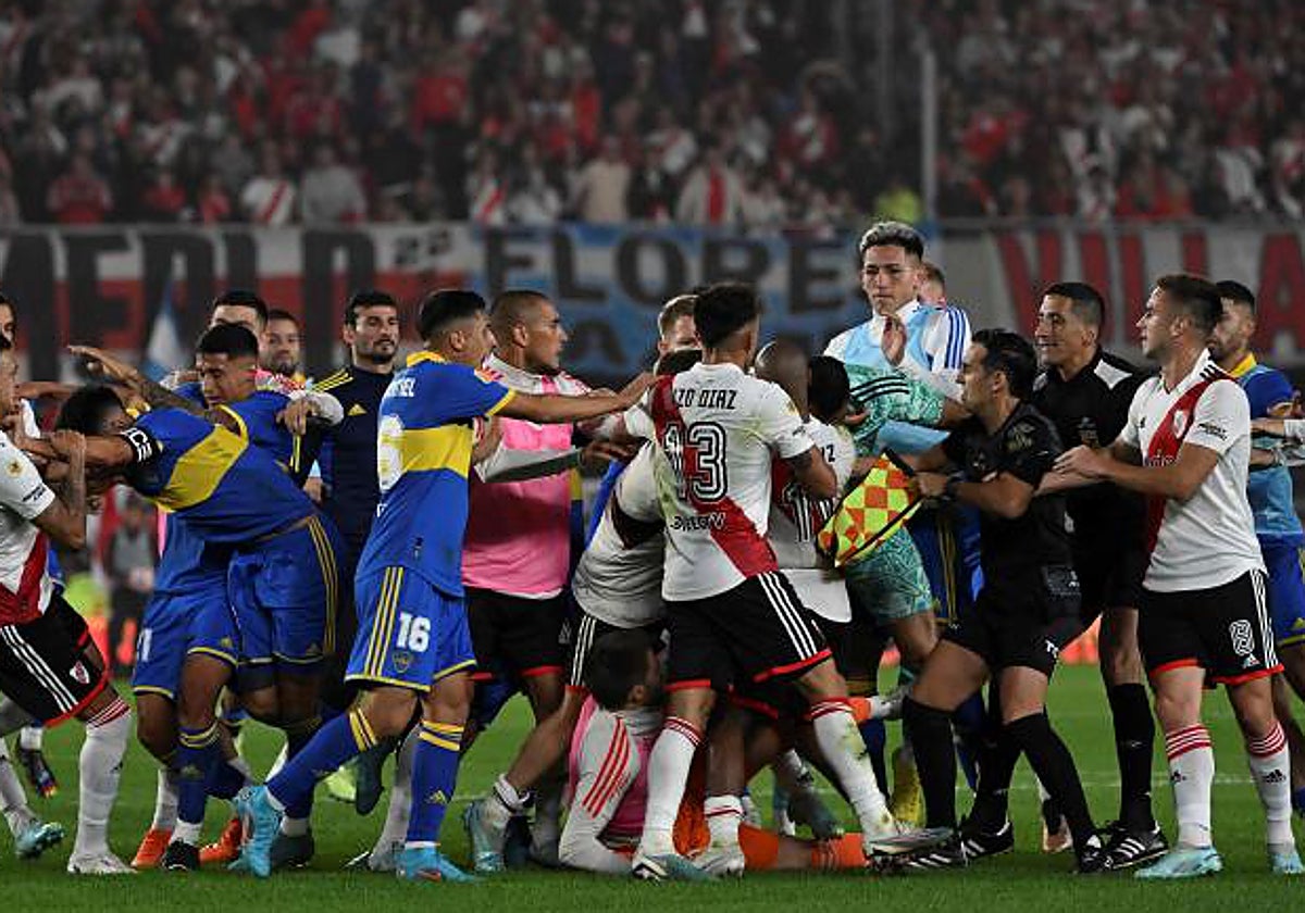 Futbolistas de River y Boca se enzarzan durante el Superclásico