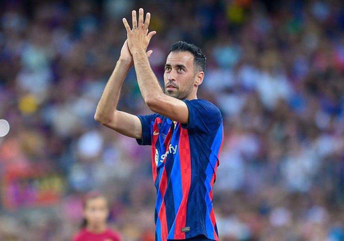 Busquets saluda al Camp Nou