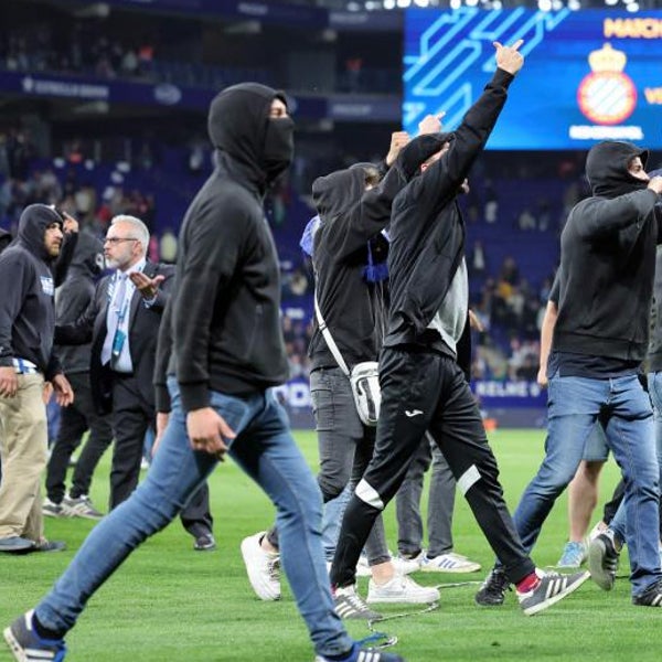 El alirón del Barça acaba en invasión de campo y golpes de porra