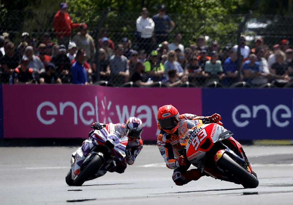 Marc Márquez, seguido por Jorge Martín, en Le Mans