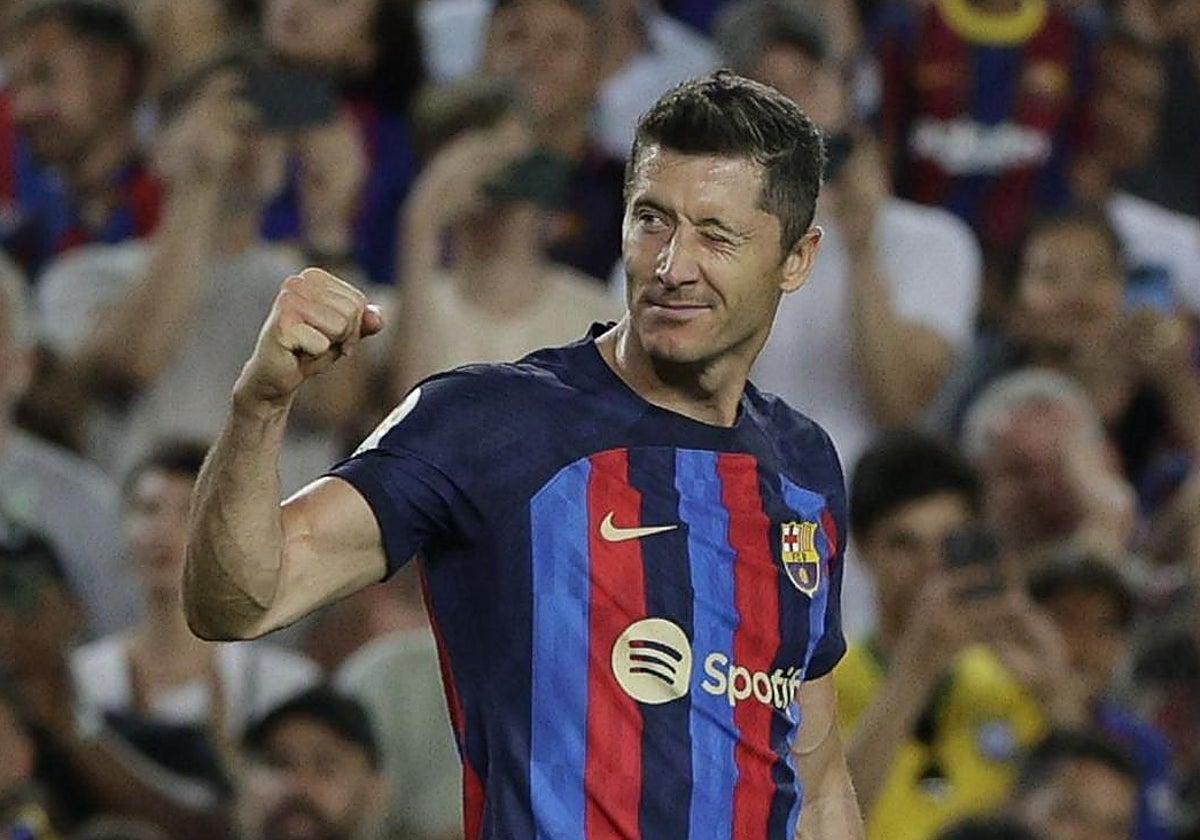 Lewandowski celebra un gol con el Barcelona en un partido jugado en el Camp Nou