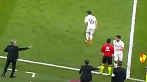 Momento en el que Ancelotti par la salida de Asensio