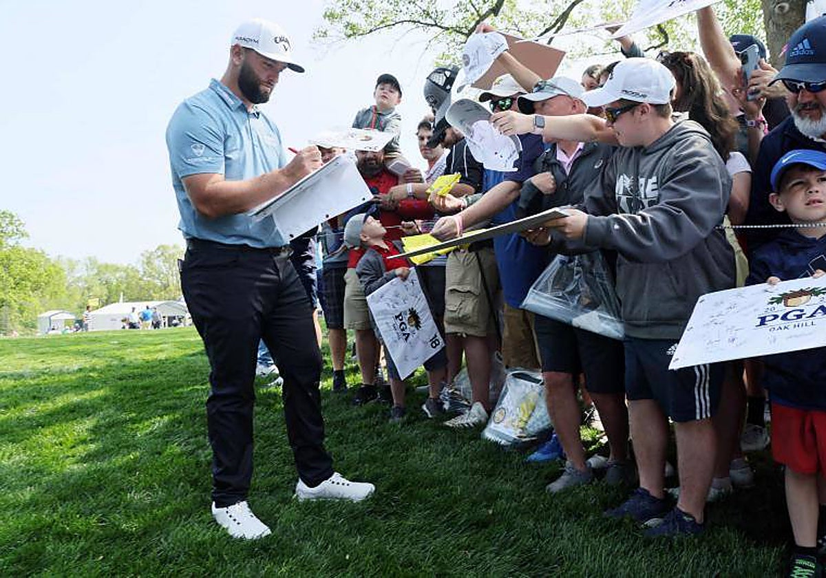 Jon Rahm firma autógrafos durante su práctica en el Oak Hill Country Club de Rochester (Nueva York)