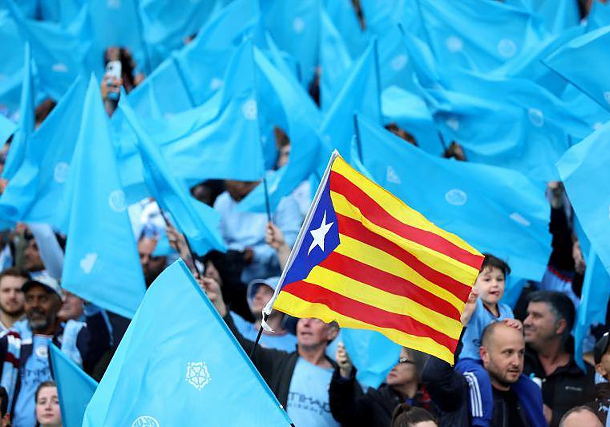Una senyera el miércoles entre las gradas del Etihad Stadium de Mánchester