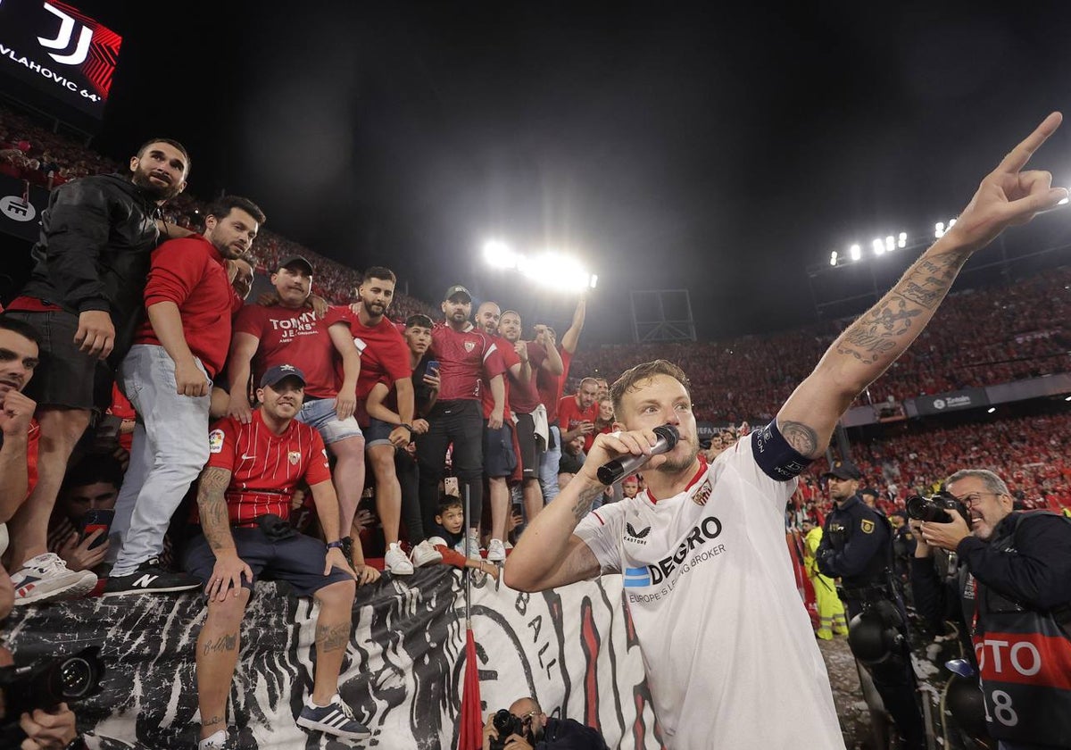 Iván Rakitic se dirige a los aficionados del Sevilla, en un momento de la celebración