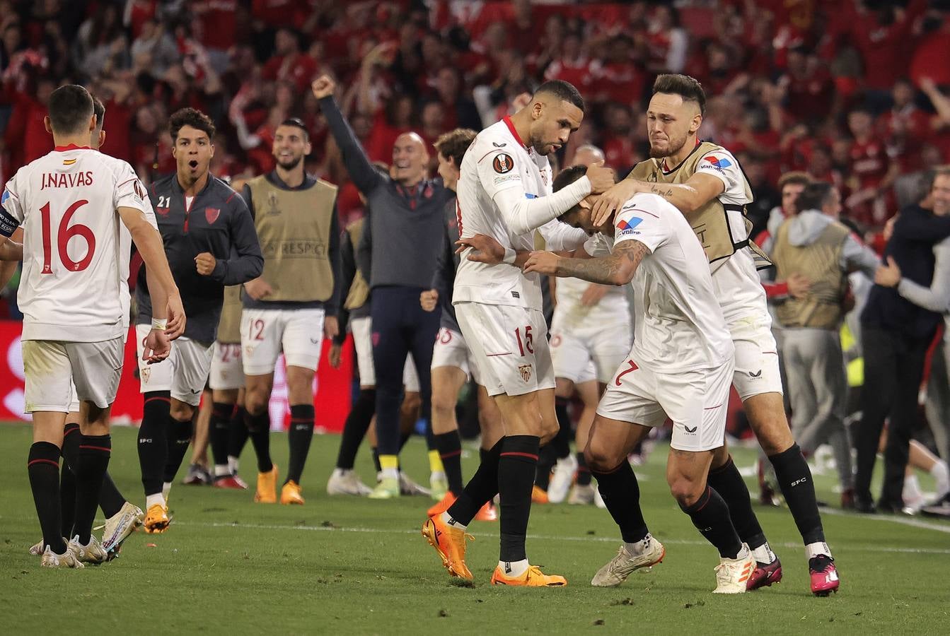 Celebración de los jugadores del Sevilla F.C., después de clasificarse para su 7ª final de la Europa League