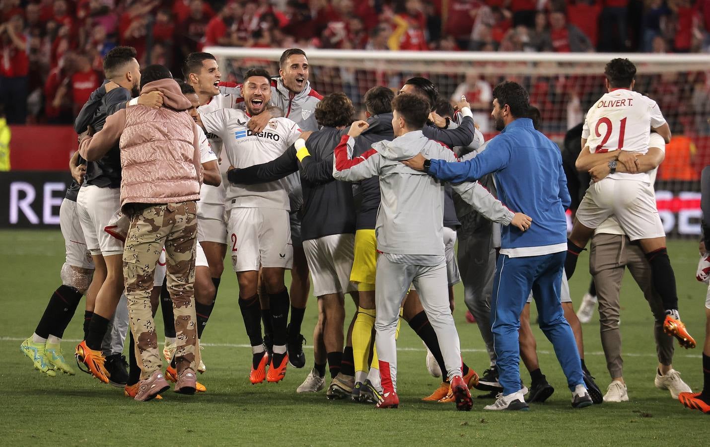 Celebración de los jugadores del Sevilla F.C., después de clasificarse para su 7ª final de la Europa League