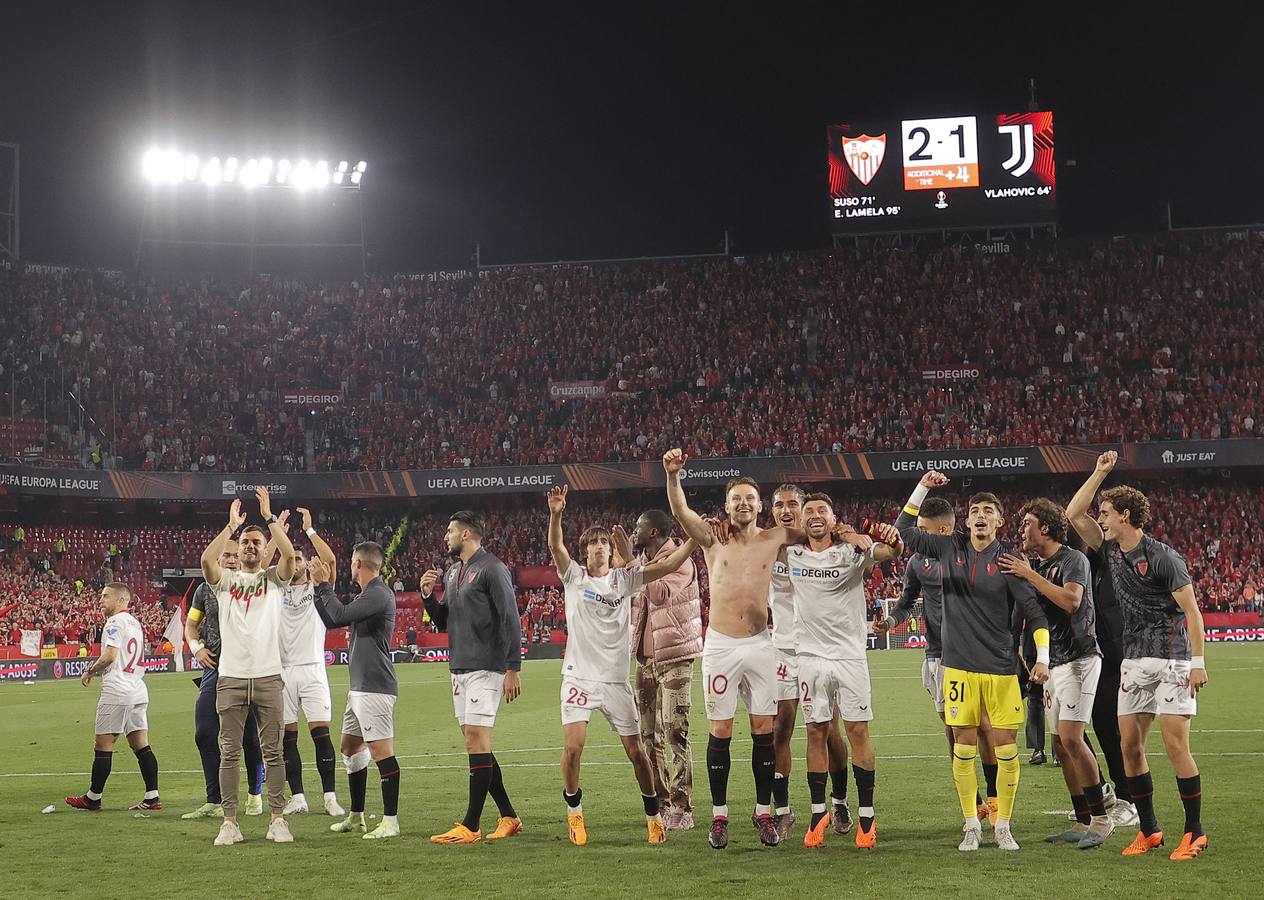 Celebración de los jugadores del Sevilla F.C., después de clasificarse para su 7ª final de la Europa League