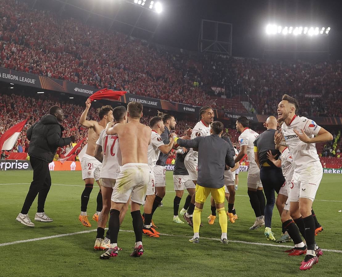 Celebración de los jugadores del Sevilla F.C., después de clasificarse para su 7ª final de la Europa League