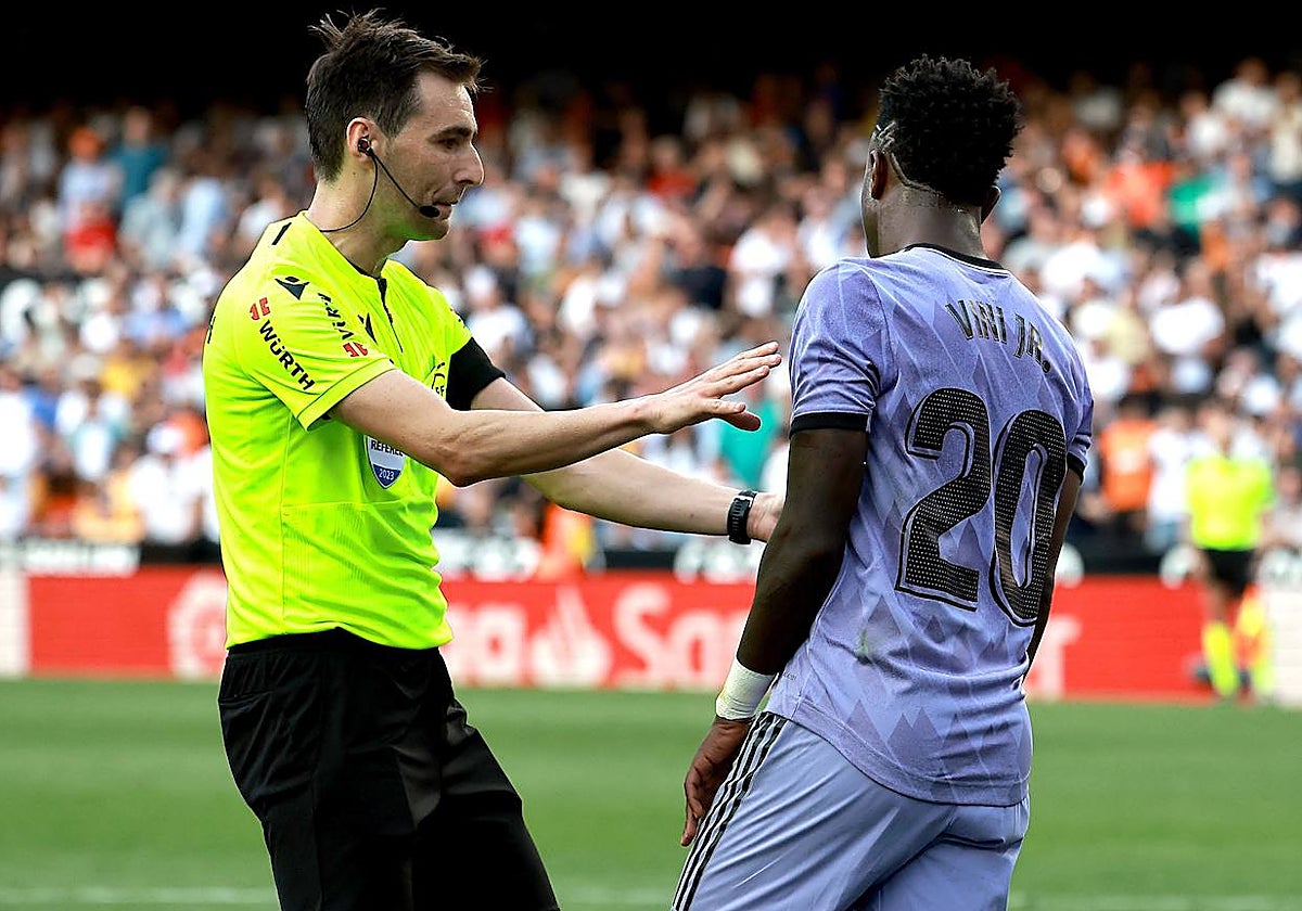 De Burgos Bengoetxea, con Vinicius durante el Valencia-Real Madrid