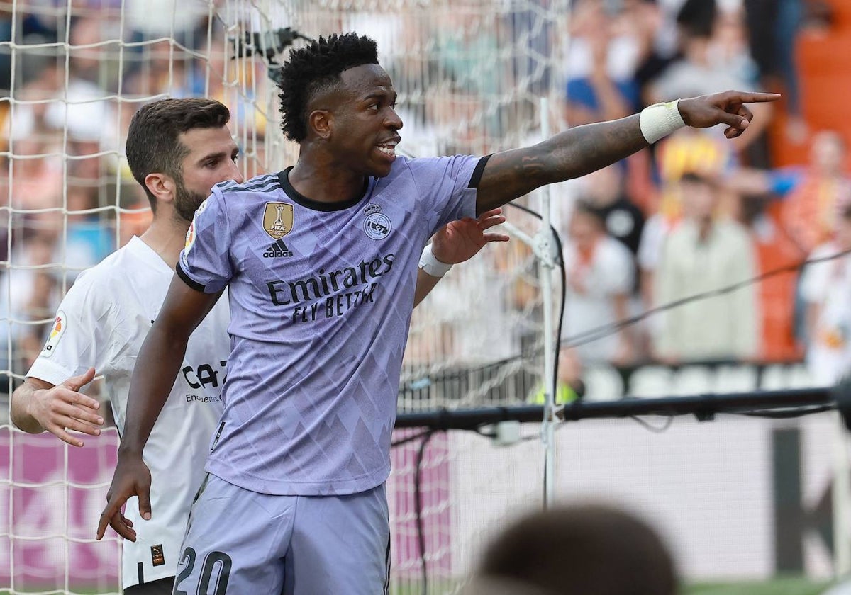 Vinicius se encaró con los aficionados que le insultaron en Mestalla