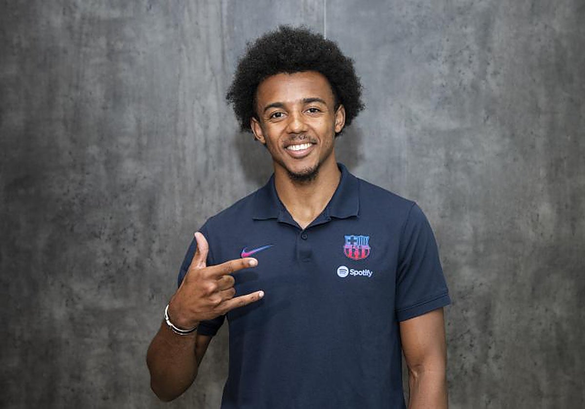 Jules Koundé durante un acto con el Barcelona