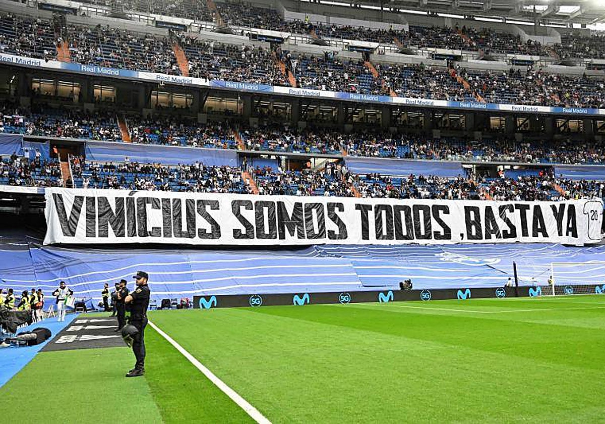 Pancarta en favor de Vinicius el miércoles en el Bernabéu