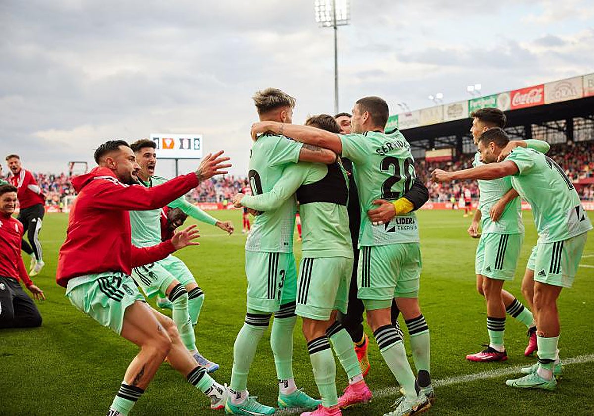 Los jugadores del Granada celebran la victoria conseguida el pasado sábado