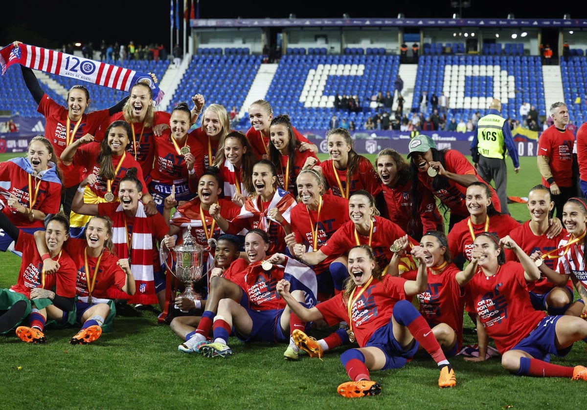 Las jugadoras del Atlético de Madrid celebran el gol del empate, anotado por Banini