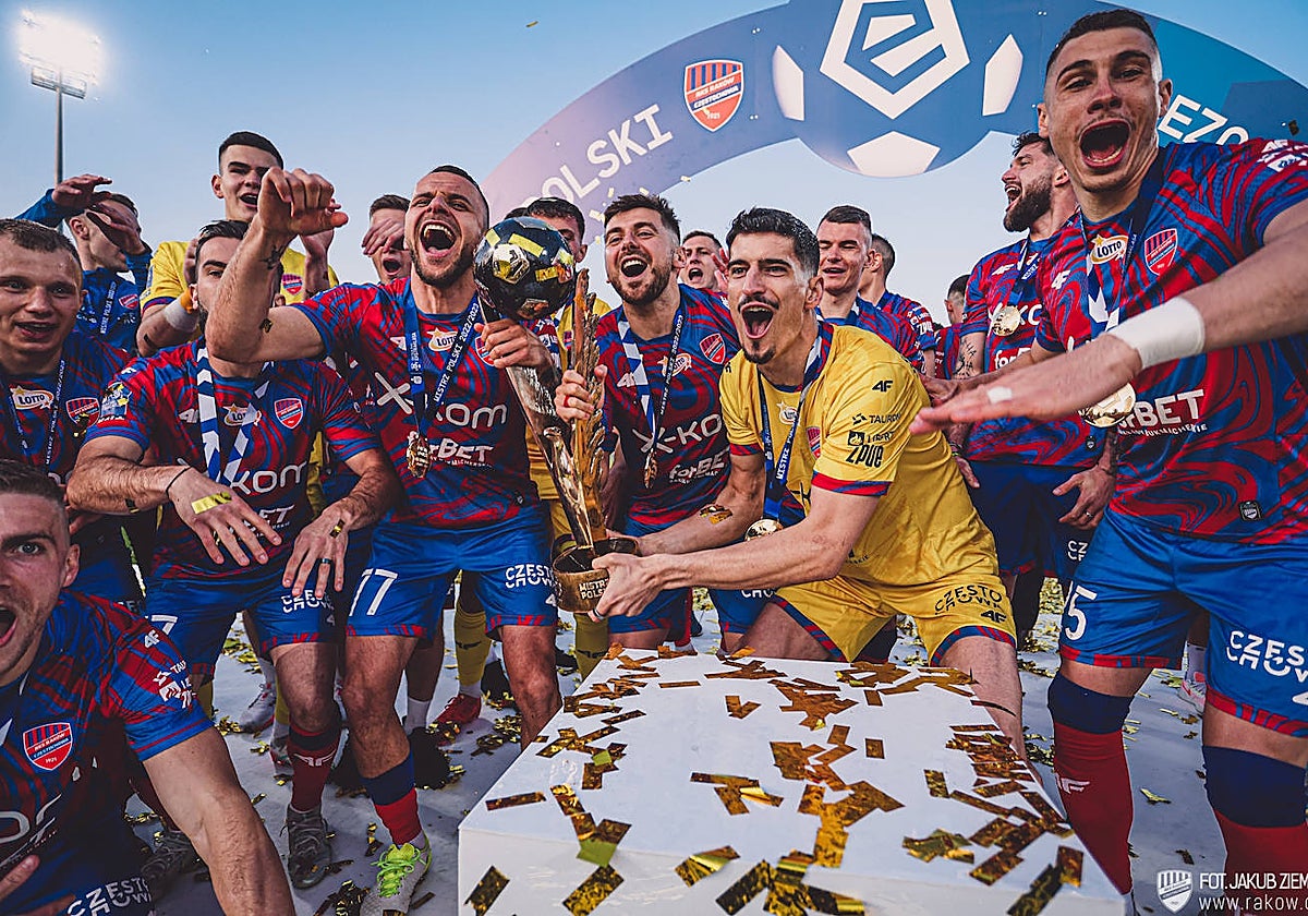 Los jugadores del Czestochowa celebran el título de liga