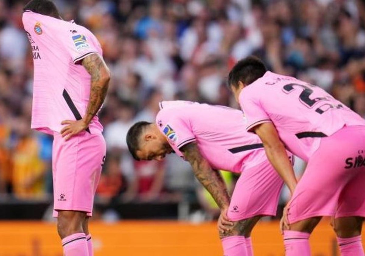 Los jugadores del Espanyol, desolados tras confirmarse el descenso en Mestalla