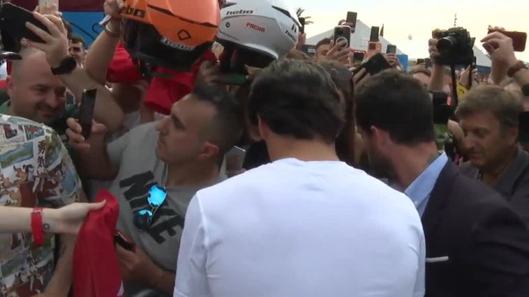 Alonso y Sainz desatan la locura en Barcelona