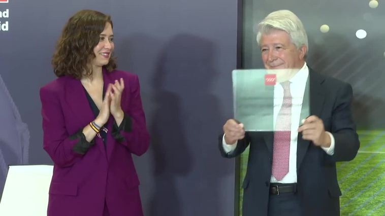 Ayuso recibe al Club Atlético de Madrid Femenino de Fútbol, campeón de la Copa de la Reina