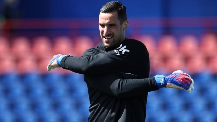Sergio Rico sigue «estable dentro de la gravedad, sedado y con vigilancia estrecha del equipo médico»