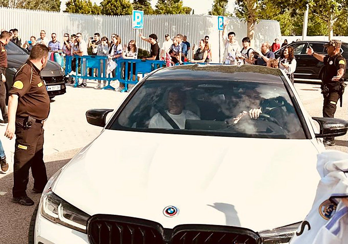 Benzema, saliendo este miércoles de la Valdebebas junto a su agente