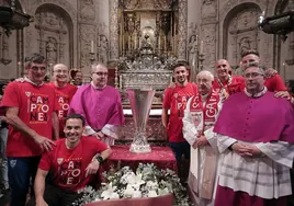 El Sevilla ofrece su séptima Europa League a la Virgen de los Reyes, en imágenes