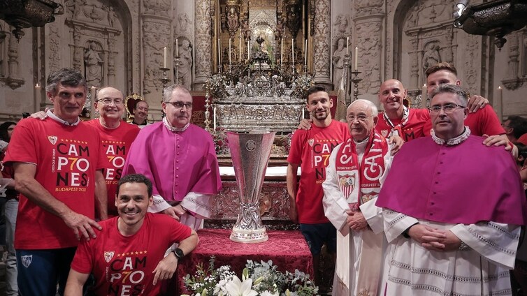El Sevilla ofrece su séptima Europa League a la Virgen de los Reyes, en imágenes
