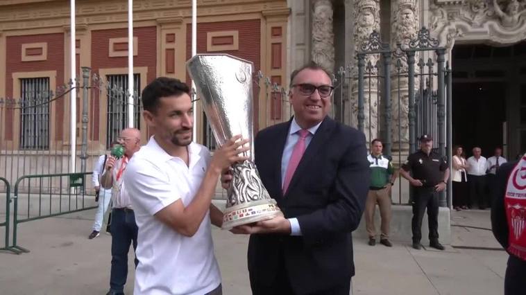 El presidente de la Junta de Andalucía recibe al Sevilla F.C. tras ganar la UEFA Europa League