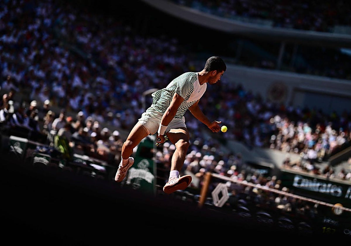 Alcaraz golpea por debajo de las piernas
