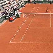 Los pelotazos a destiempo se pagan caros en Roland Garros: eliminada por golpear a una recogepelotas