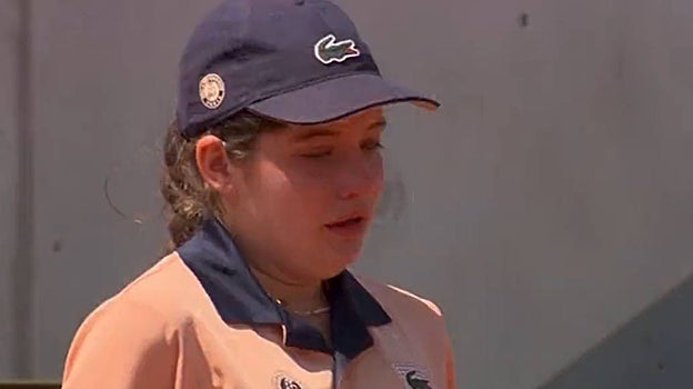 Los pelotazos a destiempo se pagan caros en Roland Garros: eliminada por golpear a una recogepelotas