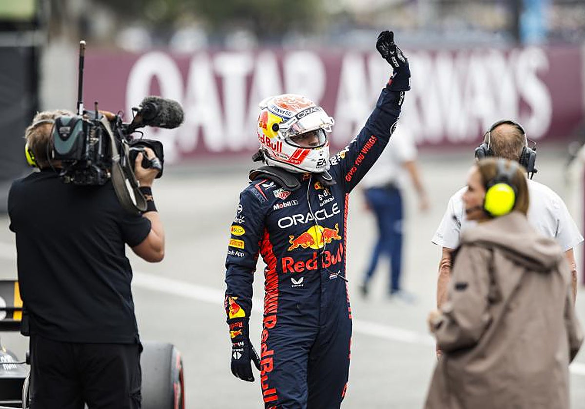 Verstappen saluda a la grada principal de Montmeló