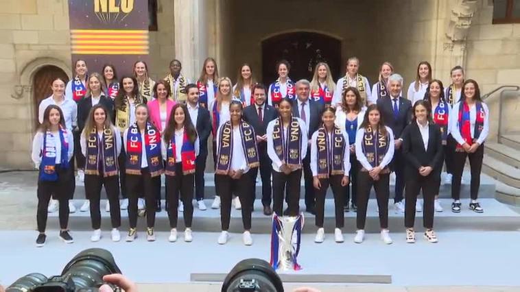 El Barça femenino desata la locura en Sant Jaume para celebrar la Champions