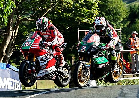 Imagen secundaria 1 - Todos los competidores que han disputado el TT de la Isla de Man coinciden: esta carrera es tan arriesgada como apasionante. Solo apta para valientes... o inconscientes