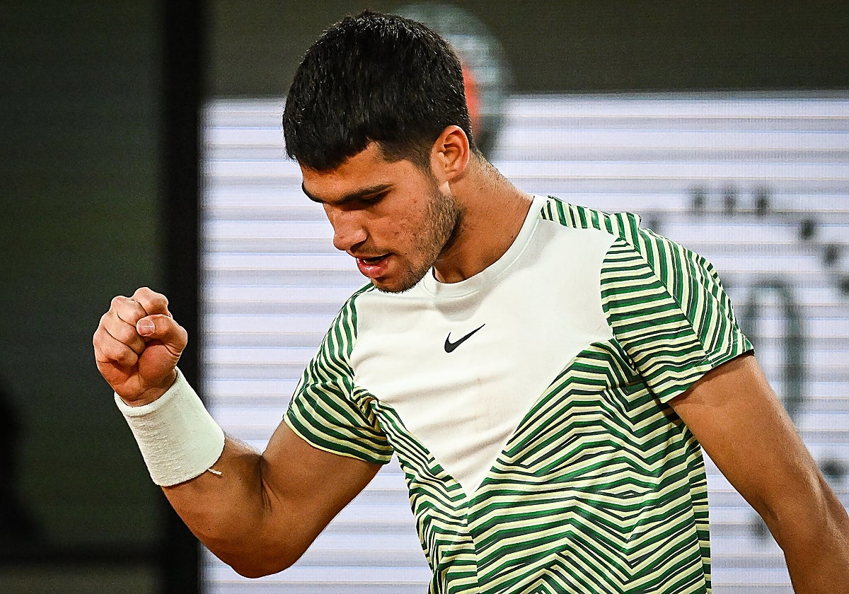 Carlos Alcaraz celebra un punto contra Denis Shapovalov en Roland Garros