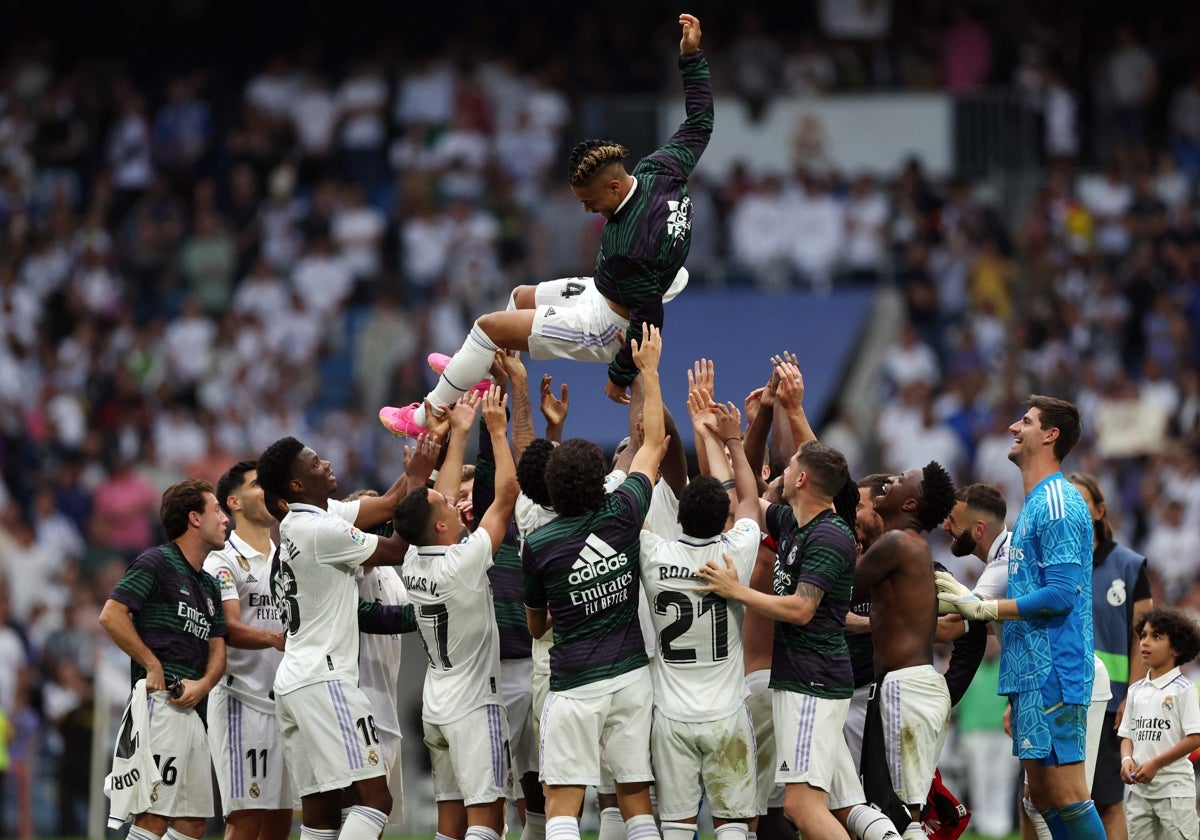 Mariano, durante el manteo del domingo pasado en el Bernabéu