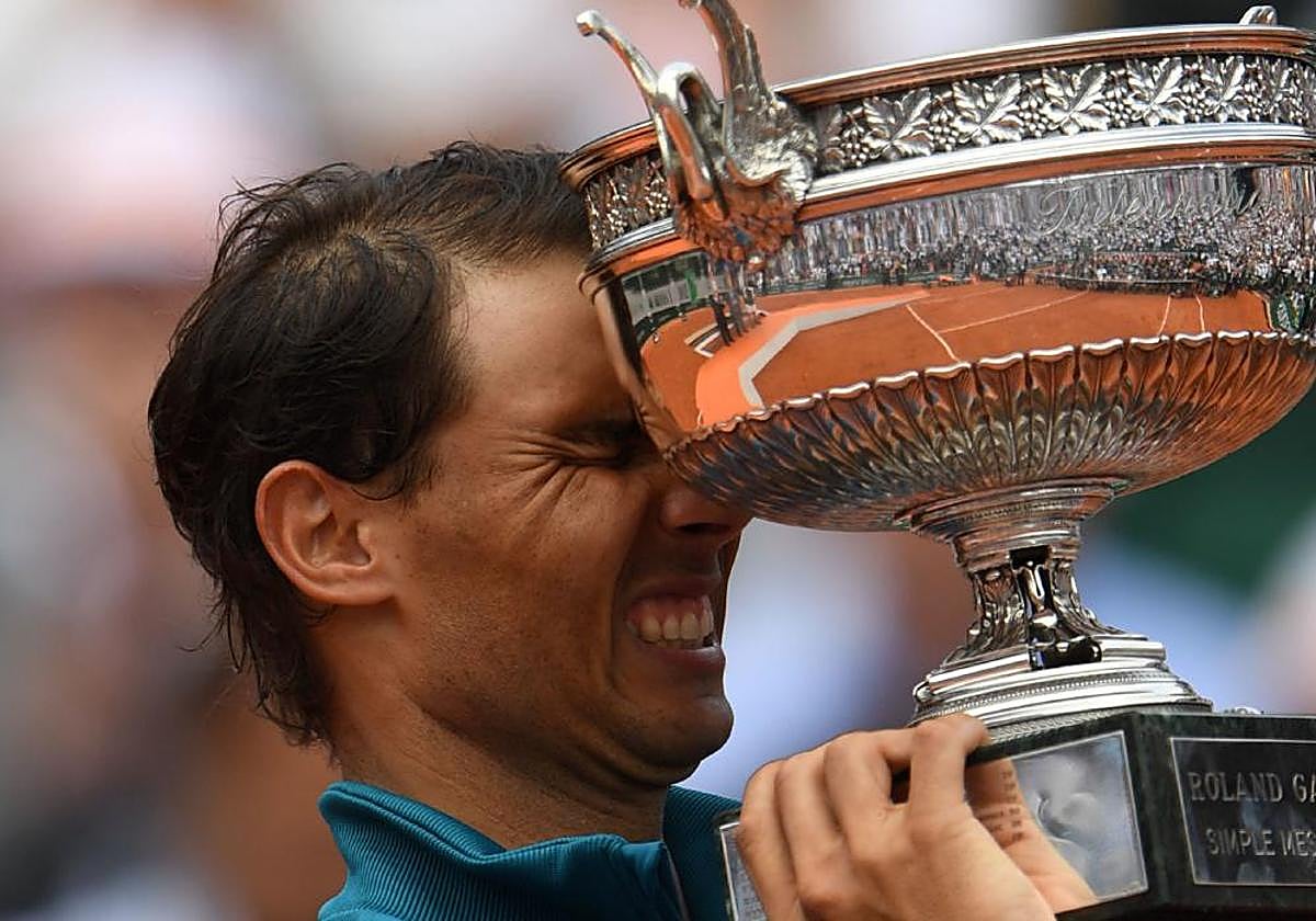 Rafa Nadal lenvanta uno de sus títulos de Roland Garros