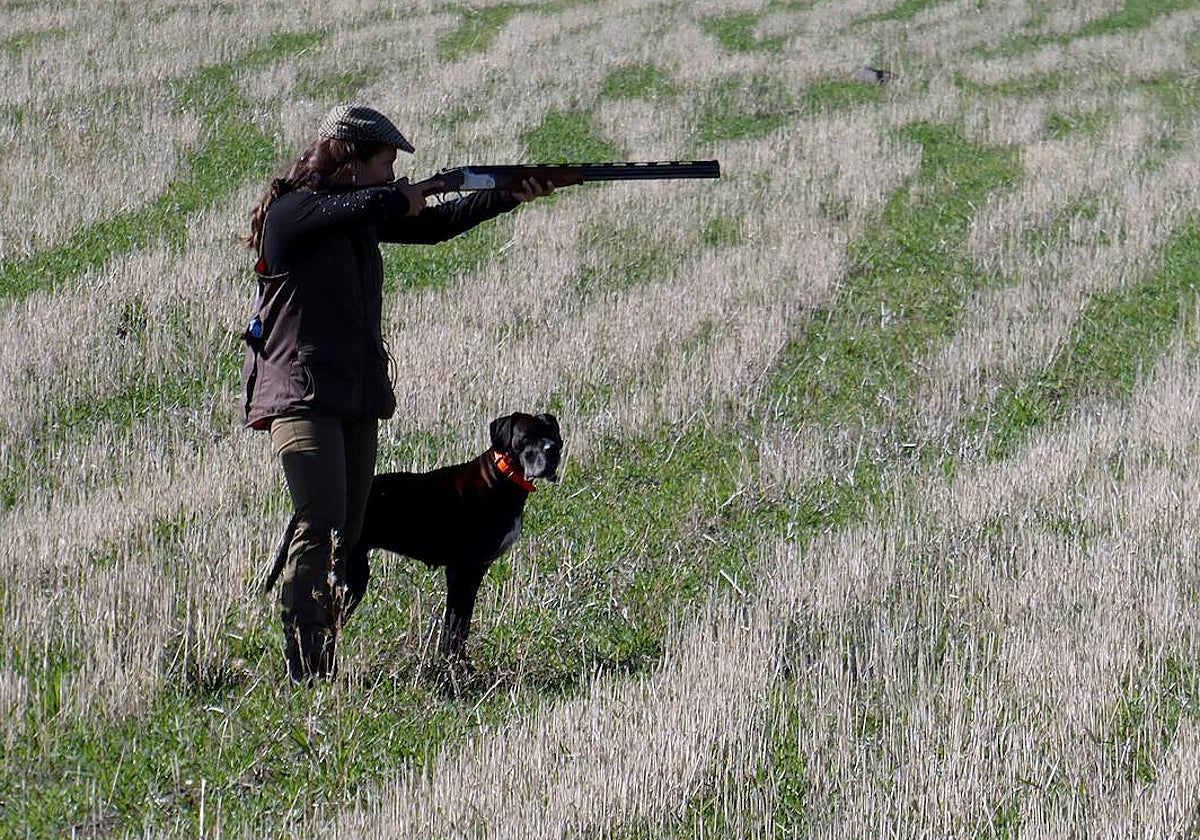 Una mujer caza en Ciudad Real