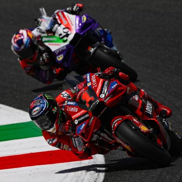 Bagnaia reina en Mugello en el peor día de los Márquez